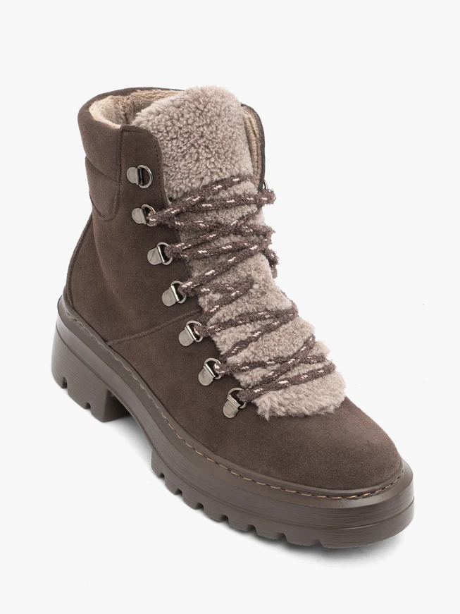 Brown snow boots with fur lining