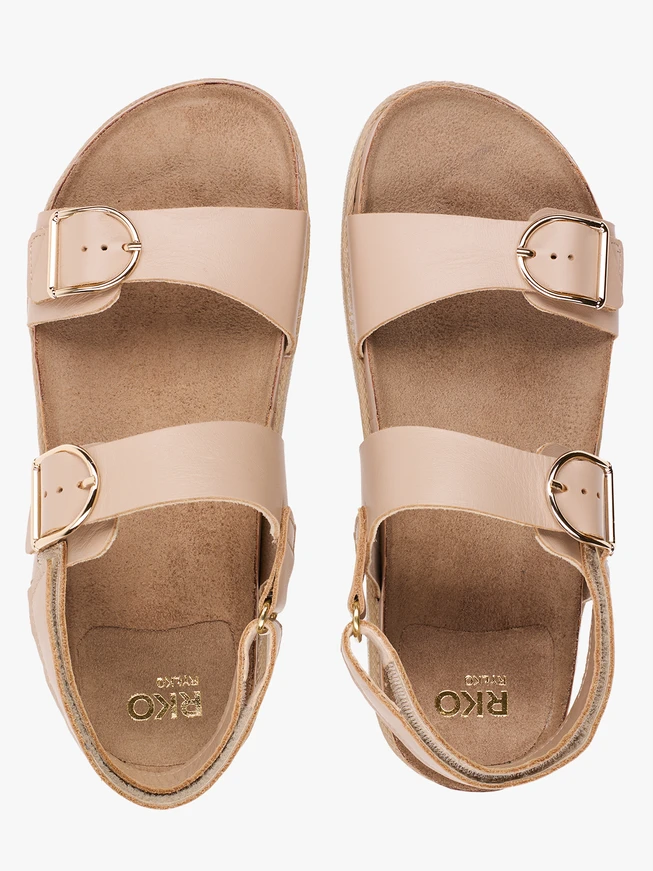 Beigefarbene Sandalen aus genarbtem Leder