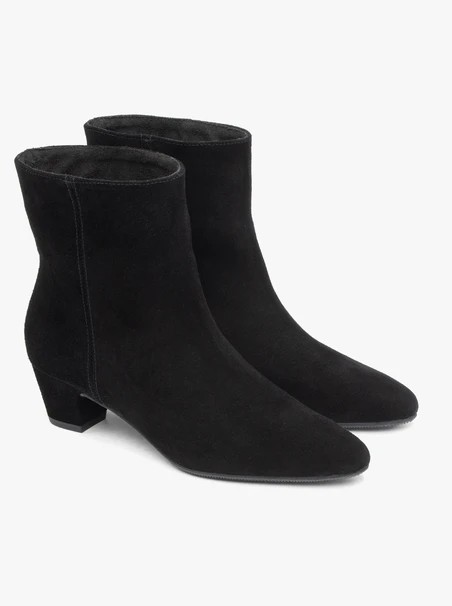 Schwarze Veloursstiefel mit niedrigen Absätzen