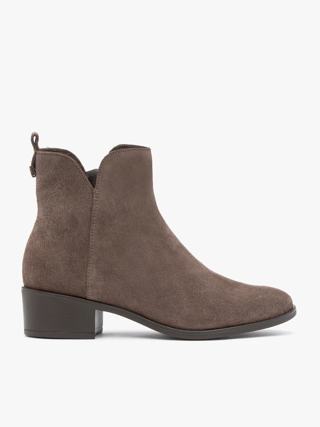 Hellbraune Velourstiefel