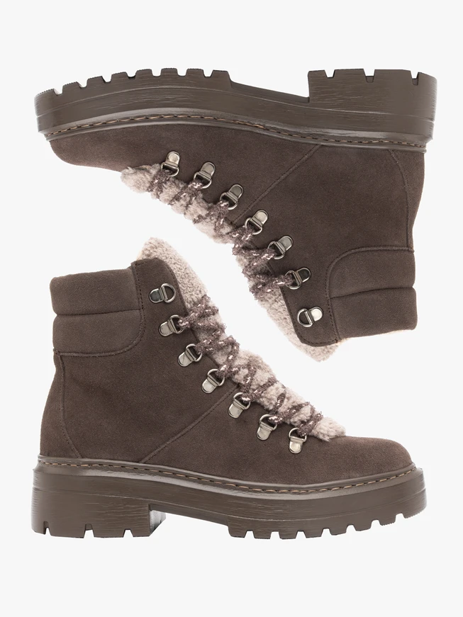Brown snow boots with fur lining