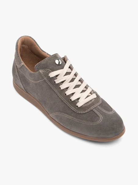 Sportschuhe aus grauem Veloursleder