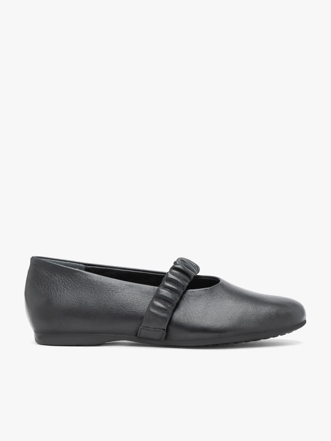 Black ballerinas with crinkle strap