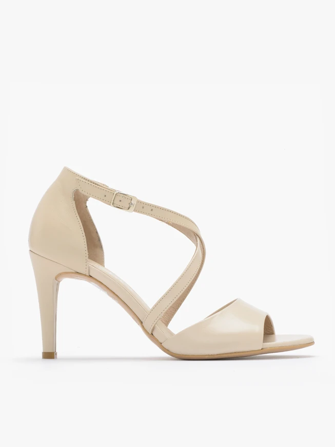 Sandalen mit dekorativen Riemen