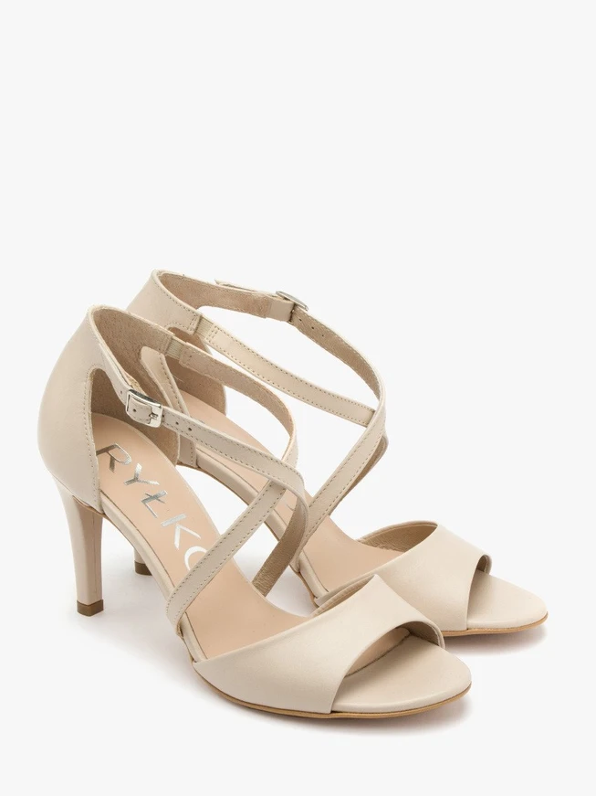Sandalen mit dekorativen Riemen