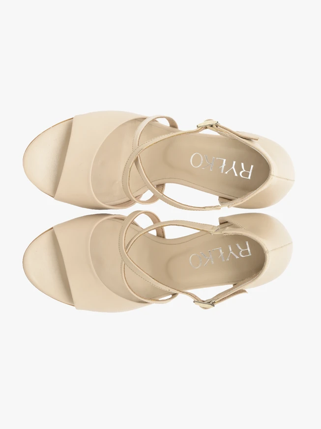 Sandalen mit dekorativen Riemen