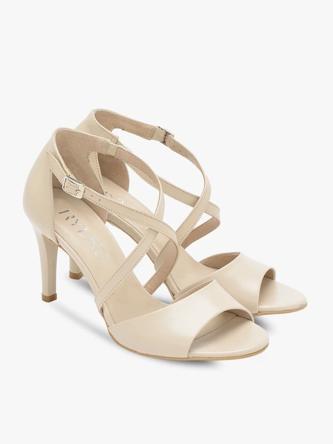 Sandalen mit dekorativen Riemen