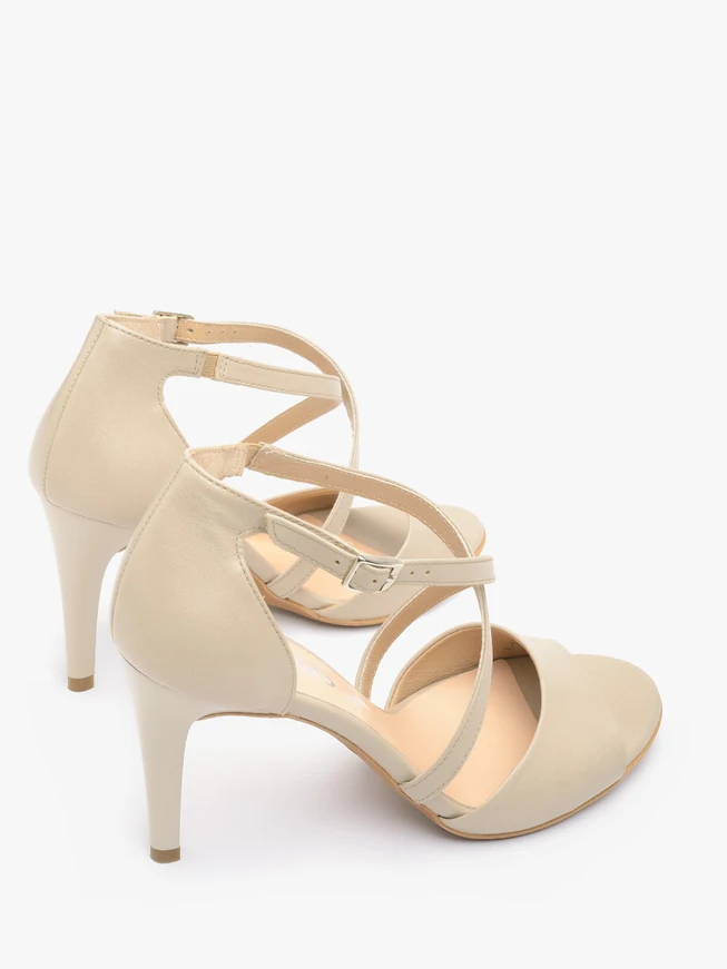 Sandalen mit dekorativen Riemen