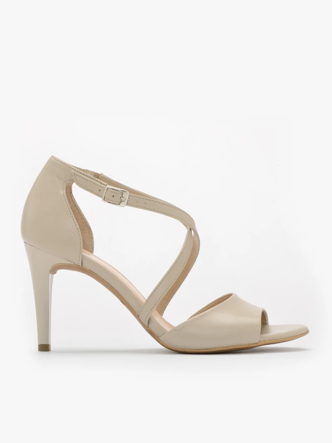 Sandalen mit dekorativen Riemen