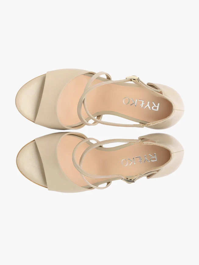 Sandalen mit dekorativen Riemen