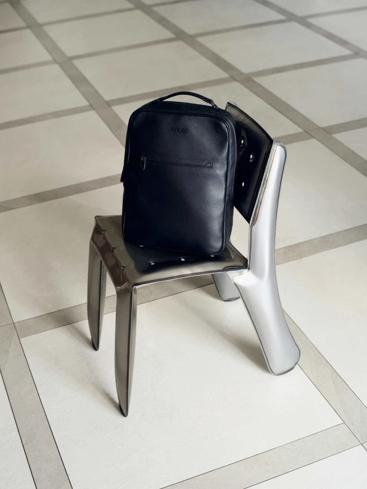 Czarny unisex plecak-torba Ryłko z regulowanym paskiem