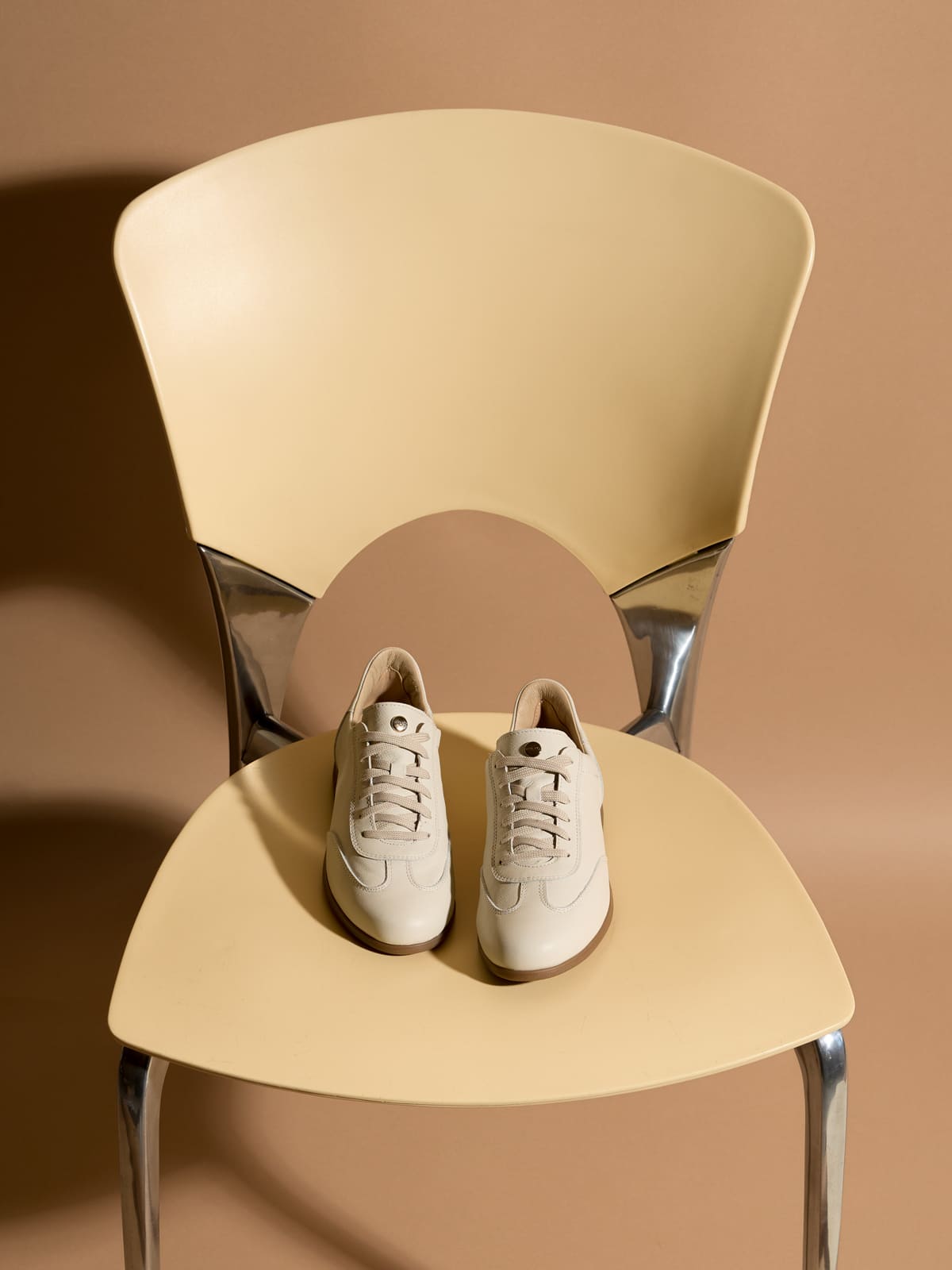 Białe sneakersy Ryłko – detal cholewki i sznurowania