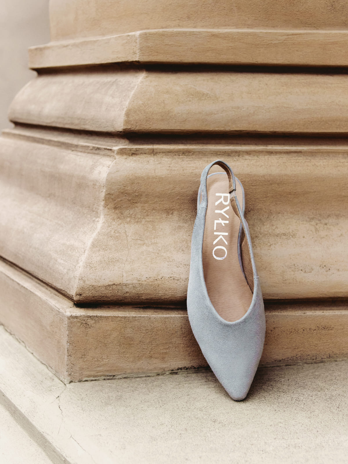 Jasnoniebieskie czółenka slingback Ryłko ze skóry welurowej