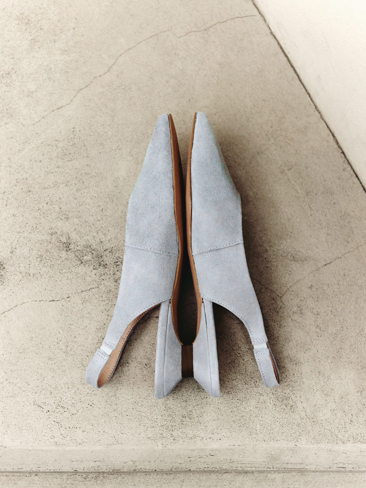 Jasnoniebieskie czółenka slingback Ryłko – detal obcasa i skóry