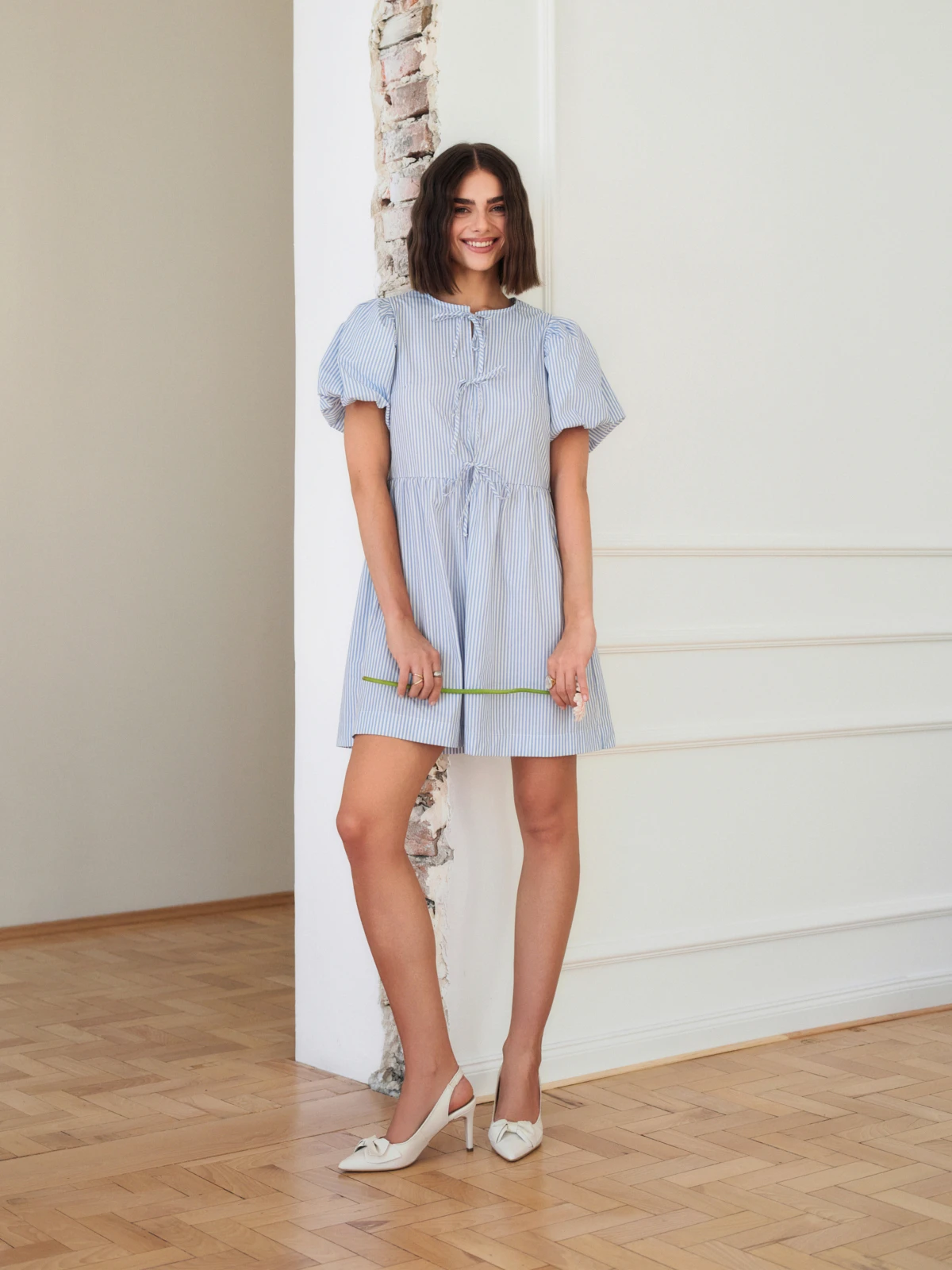 Detal kremowych czółenek slingback