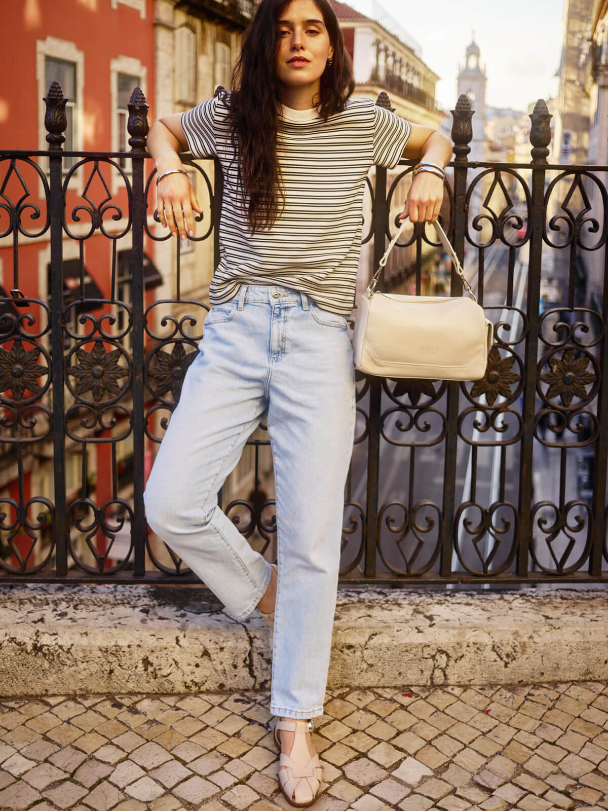 Kremowa torebka Ryłko – detal i profil