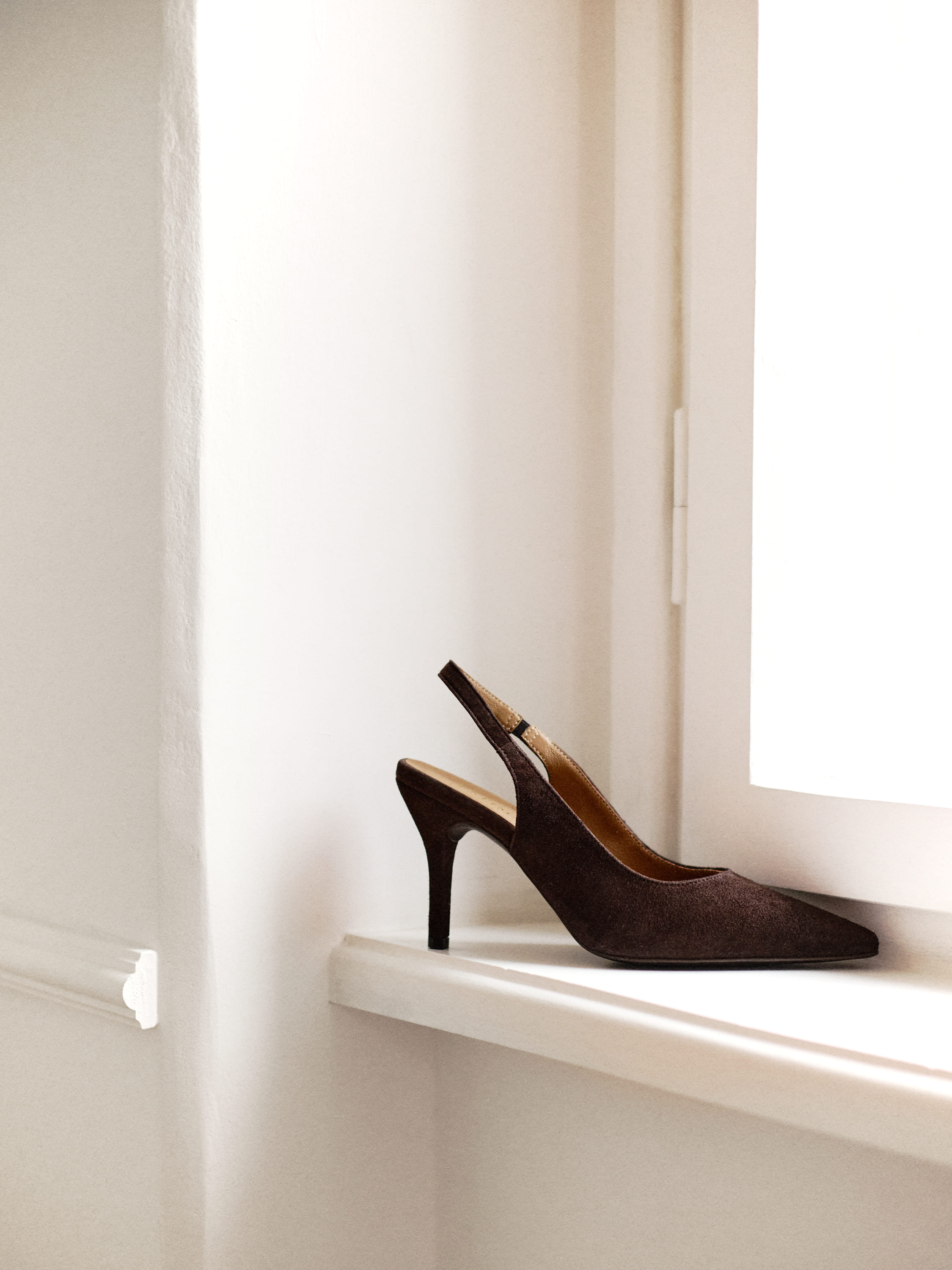Brązowe czółenka slingback ze skóry welurowej