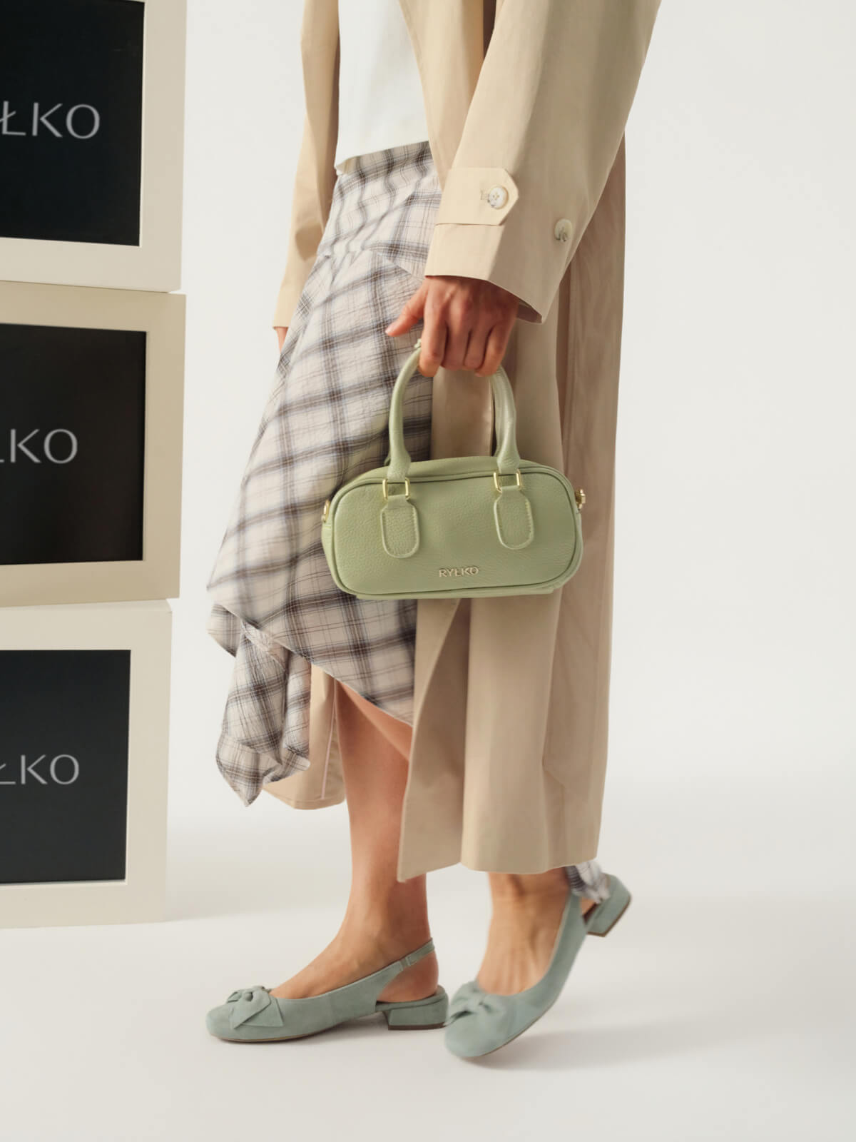 Morskie czółenka slingback – detal profilu i noska